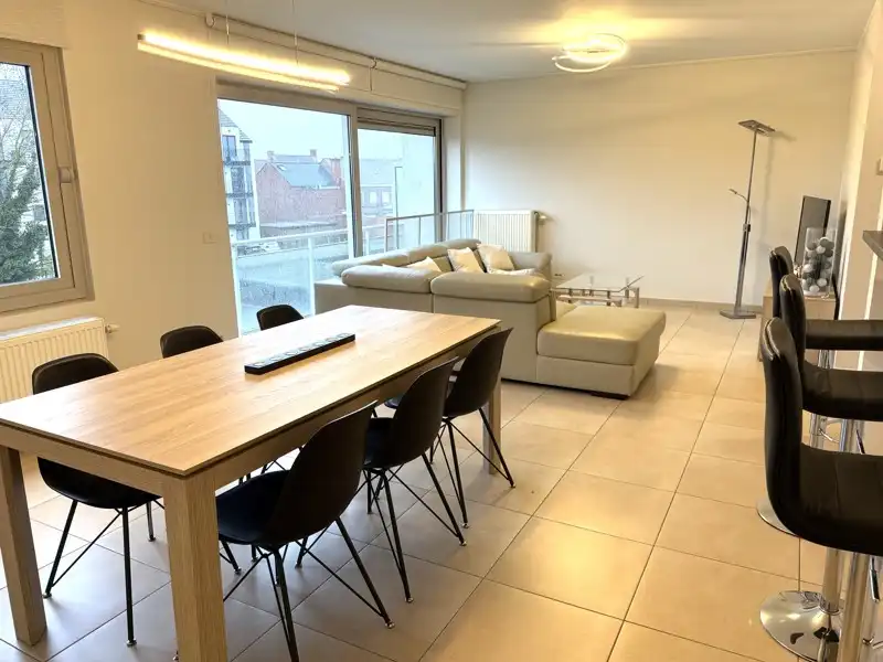 Instapklaar 2-slaapkamerappartement met balkon en overdekte autostaanplaats TE HUUR in Ooigem! foto 4