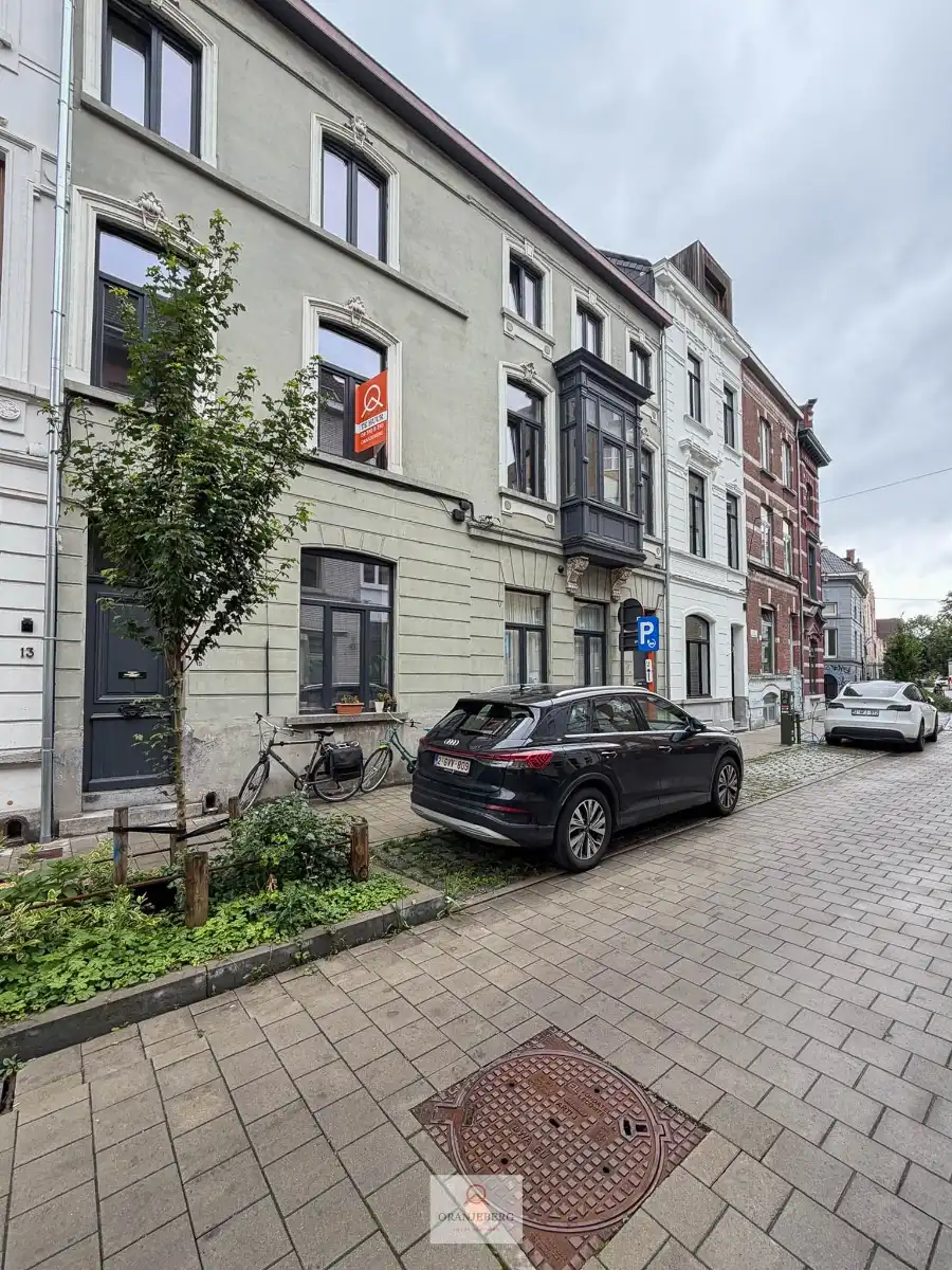 Charmant volledig gerenoveerd triplex appartement in de Gentse binnenstad foto {{pictureIndex}}