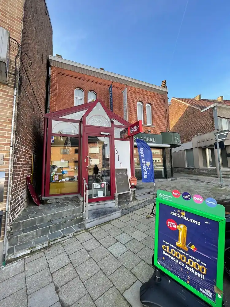 Handelsgelijkvloers met koer en bovengelegen appartement foto {{pictureIndex}}