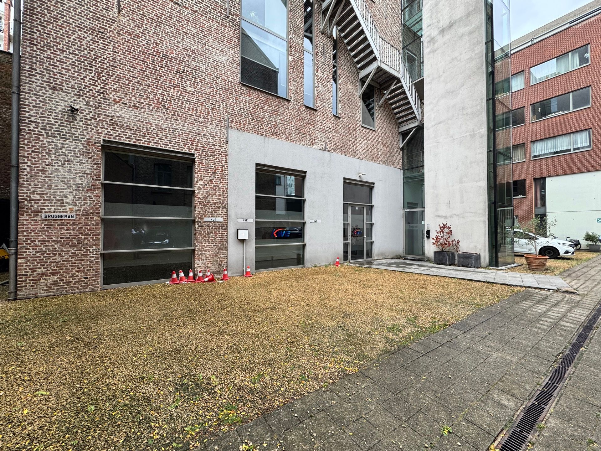 Instapklaar kantoor in loftstijl te huur te Antwerpen! foto {{pictureIndex}}