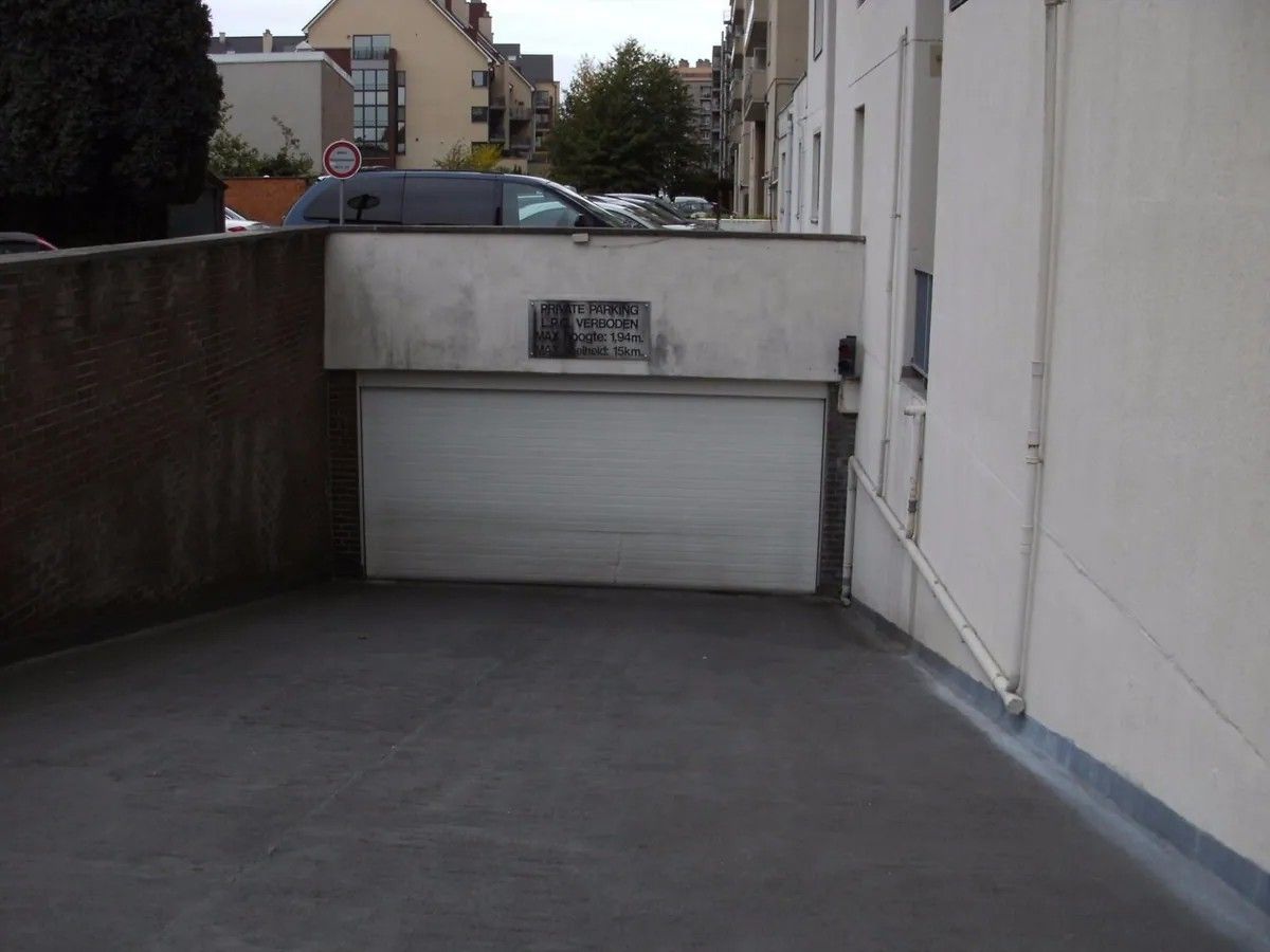 Ondergrondse garage te huur in centrum Genk foto {{pictureIndex}}