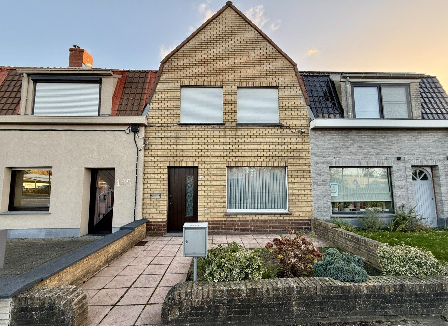 Goed onderhouden rijwoning met garage foto {{pictureIndex}}