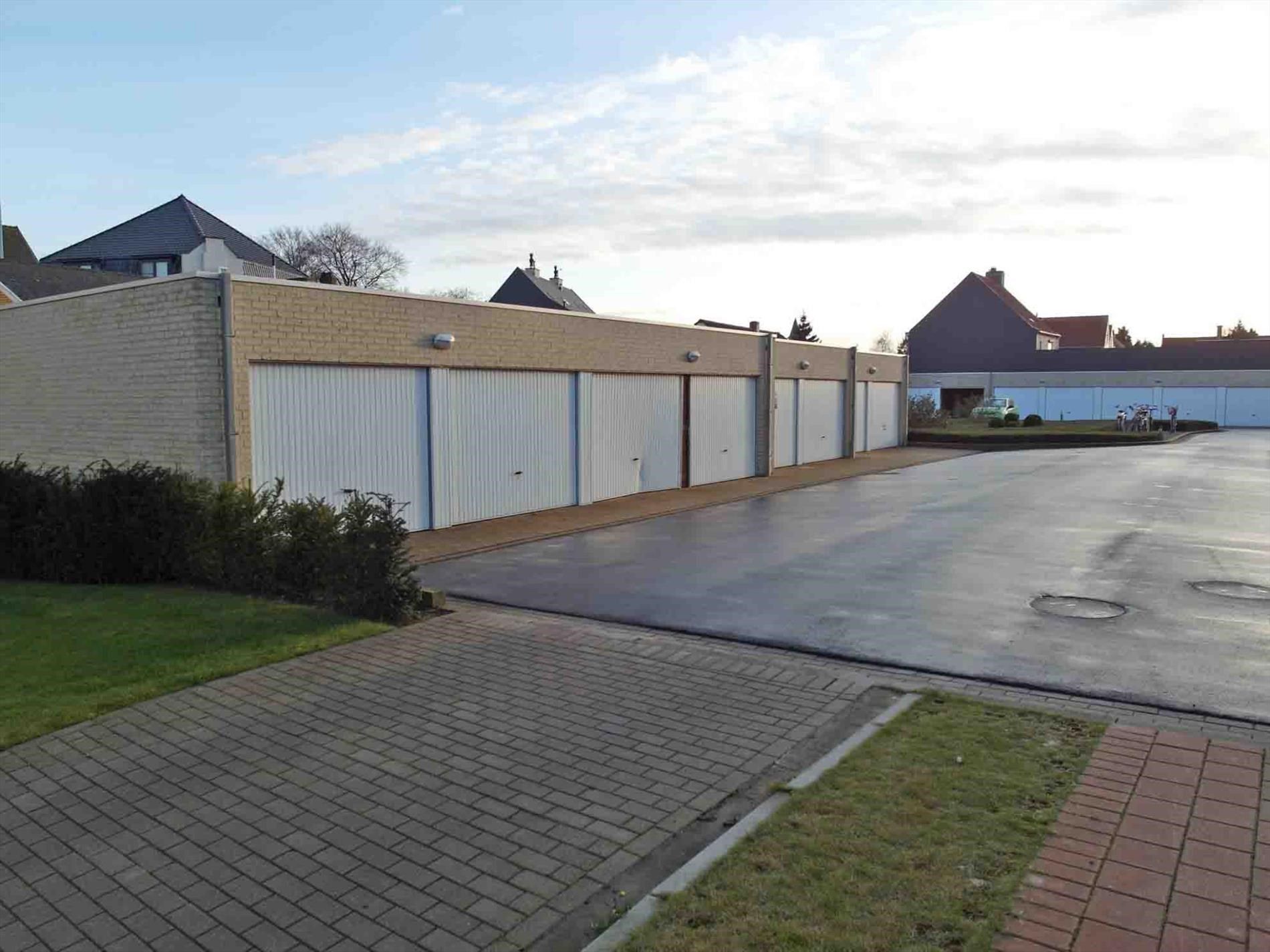 Garagebox nabij het centrum foto {{pictureIndex}}