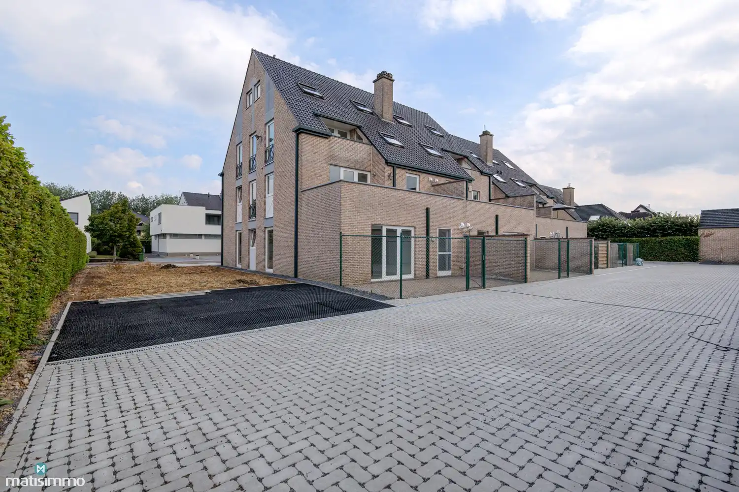 INSTAPKLAAR GELIJKVLOERS APPARTEMENT MET 2 SLAAPKAMERS, BERGING EN AUTOSTAANPLAATS NABIJ HET CENTRUM VAN BILZEN foto 20