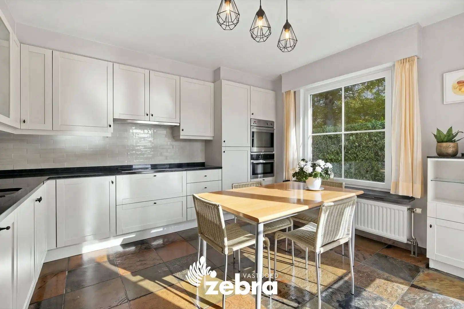 Instapklare open bebouwing met 4 slaapkamers, dubbele garage en prachtige tuin op een rustige ligging! foto 10
