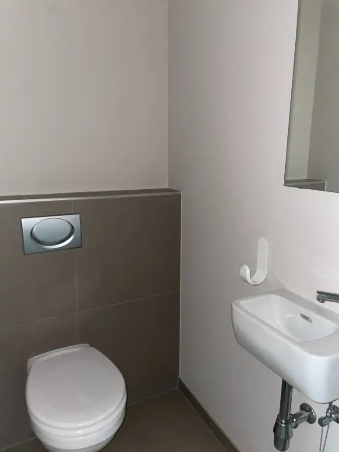 Instapklaar twee slaapkamer APP + terras, bergruimte & garage foto 8