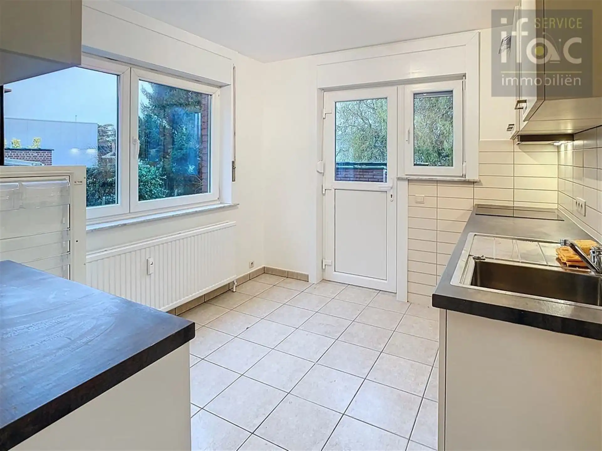 Gerenoveerd appartement met 2 slaapkamers, tuin en garage  foto 4