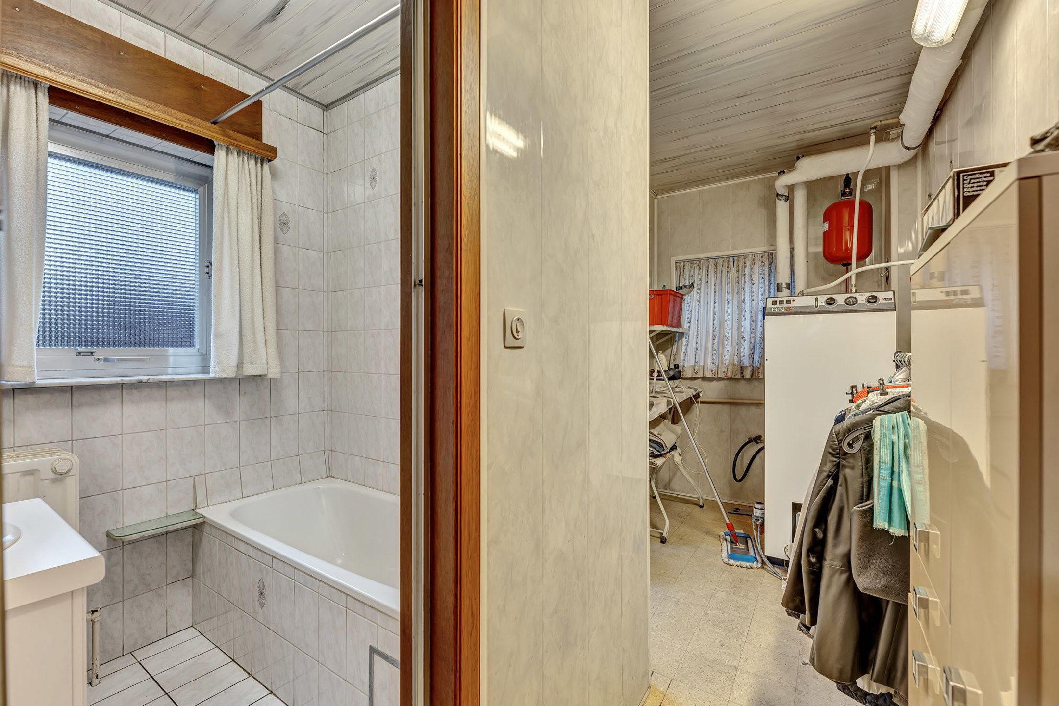 Ruime te renoveren woning met garage en veel potentieel foto 9