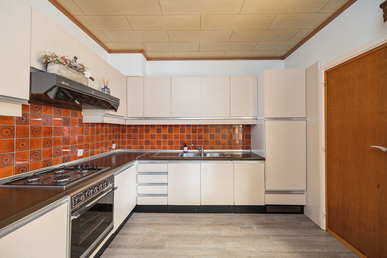 Ruime woning met renovatiepotentieel, garage en zuid tuin in Putte-Kapellen. foto 3