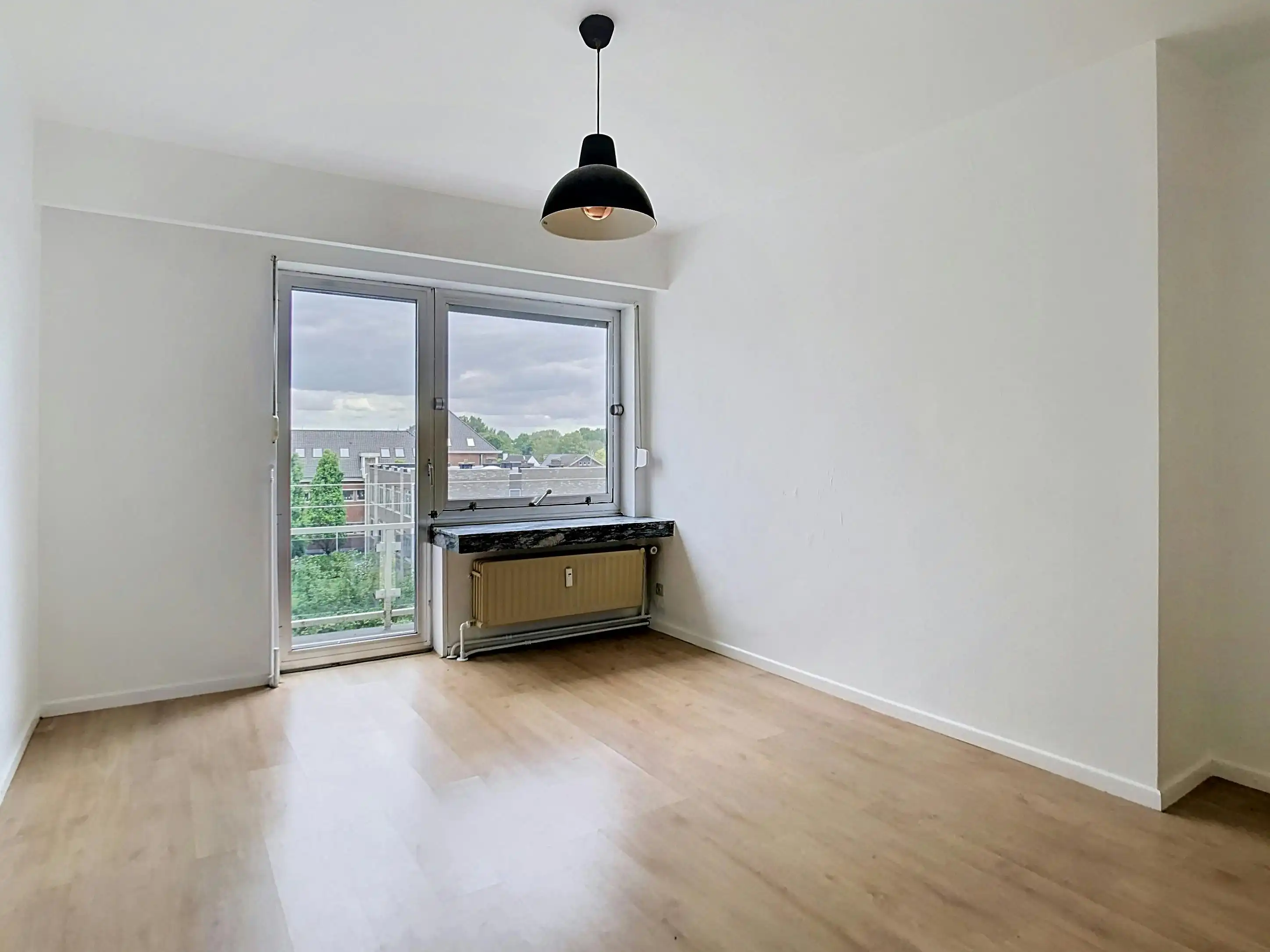 Lichtrijk en centraal gelegen ruim appartement met garage foto 16
