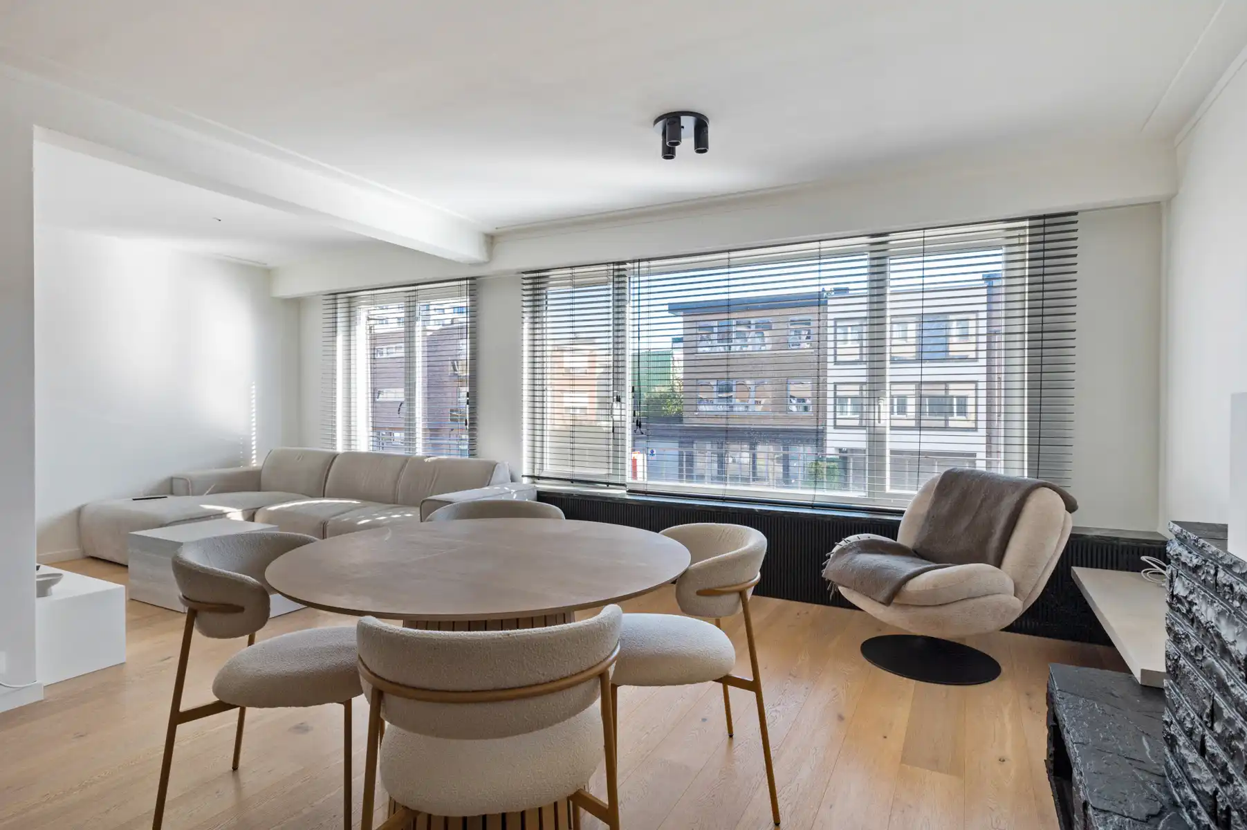 Stijlvol gerenoveerd appartement met terras en veel charme foto 4