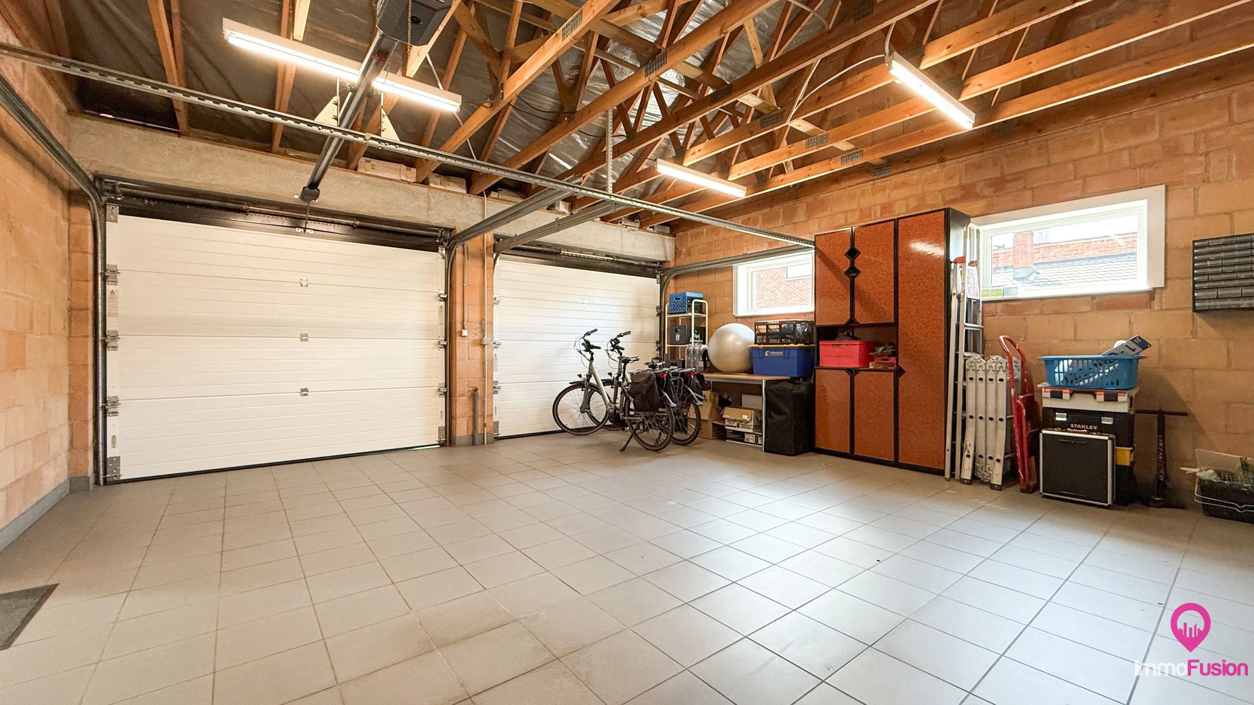 Ruime gezinswoning met 3 slpks, dubbele garage en grote tuin! foto 22