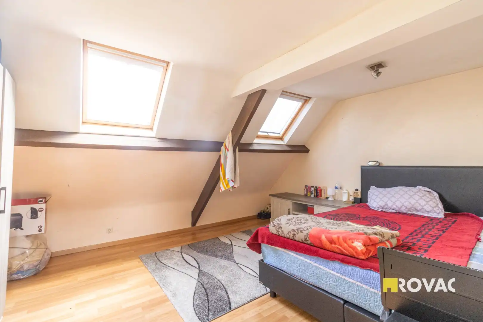 Ruime rijwoning met tuin! foto 17