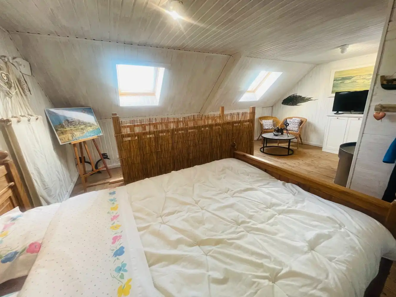 Zeebrugge à 50 mètres de la mer&nbsp; Maison très charmante entièrement rénovée avec 5 chambres à coucher, 3 salles de bains et 3 terrasses. Atout majeur : 2 places de parking et un grand garage. Comprend une allée pour 2 voitures en enfilade, un grand garage, un atelier,un local a vélos, un studio aménagé et un petit jardin orienté au sud. &nbsp;1er étage : superbe séjour, cuisine ouverte aménagée, donnant sur une terrasse. Style Long Island. &nbsp;2e étage : 3 belles chambres, 2 salles de bain. Sous les combles, une 4e chambre. &nbsp;Surface construite de 230 m². Superficie du terrain de 137 m².&nbsp; &nbsp; Magnifique !&nbsp; Parfaitement soigné et entretenu ! foto 20