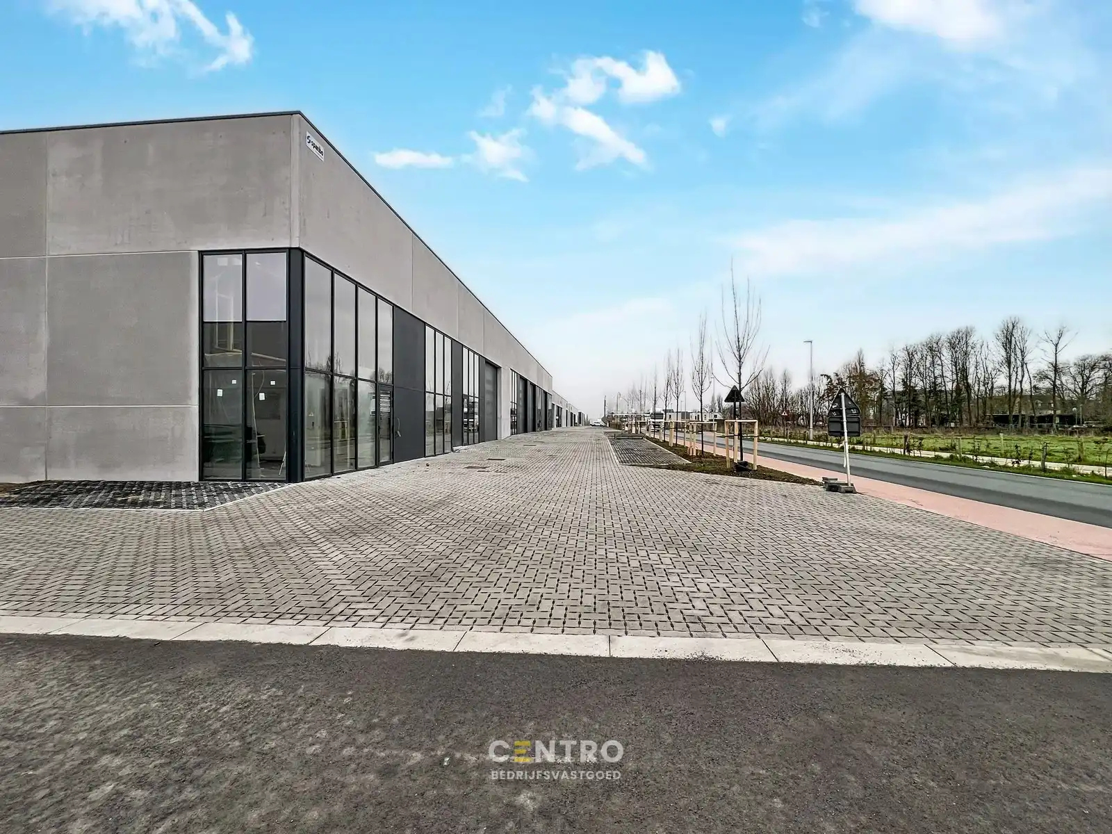 NB-magazijn van ± 275 m² incl. 3 parkeerplaatsen en moderne glaspartij in driehoek TIELT-DEINZE-WAREGEM ! foto 2