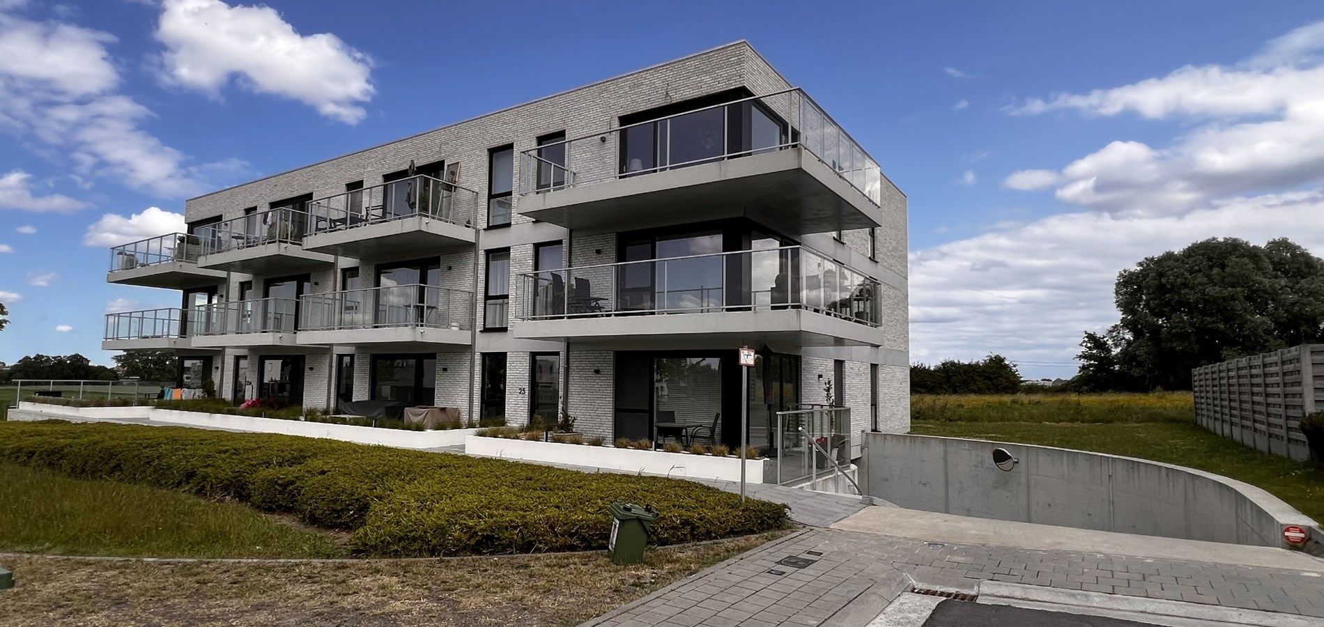 GELIJKVLOERS APPARTEMENT MET 2 SLAAPKAMERS, TERRAS EN GARAGE IN IEPER foto {{pictureIndex}}