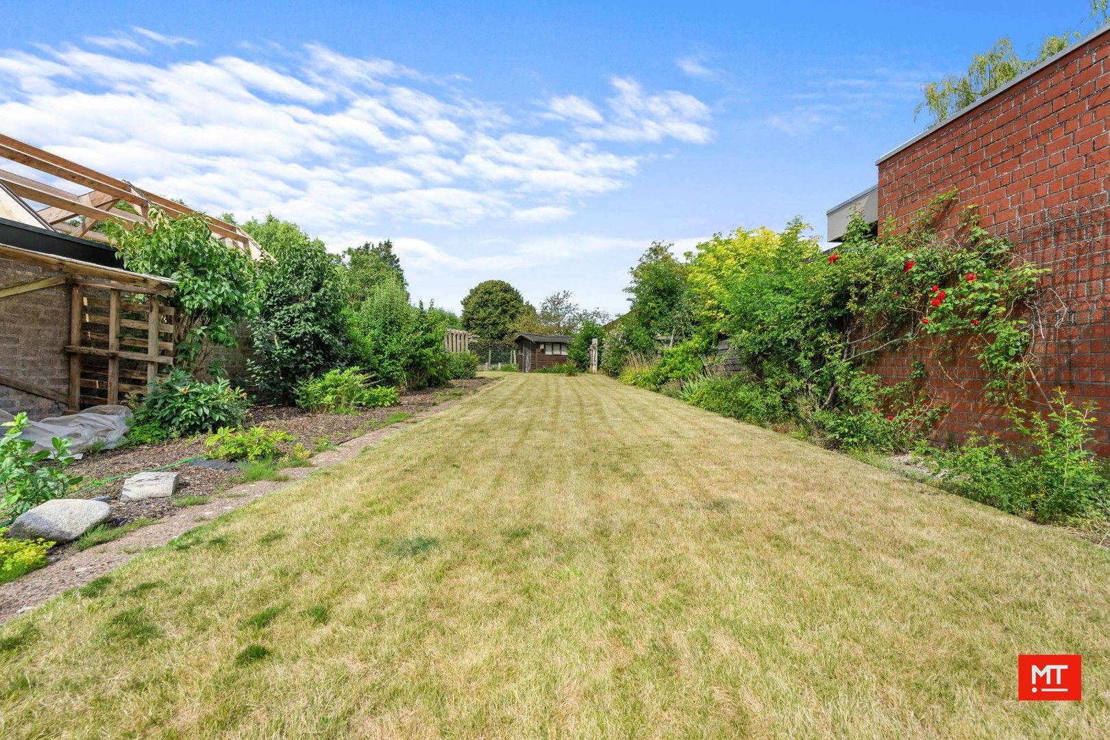 Te renoveren halfopen woning met 3 slaapkamers, Westgerichte tuin en garage op een rustige locatie in Beselare foto 2