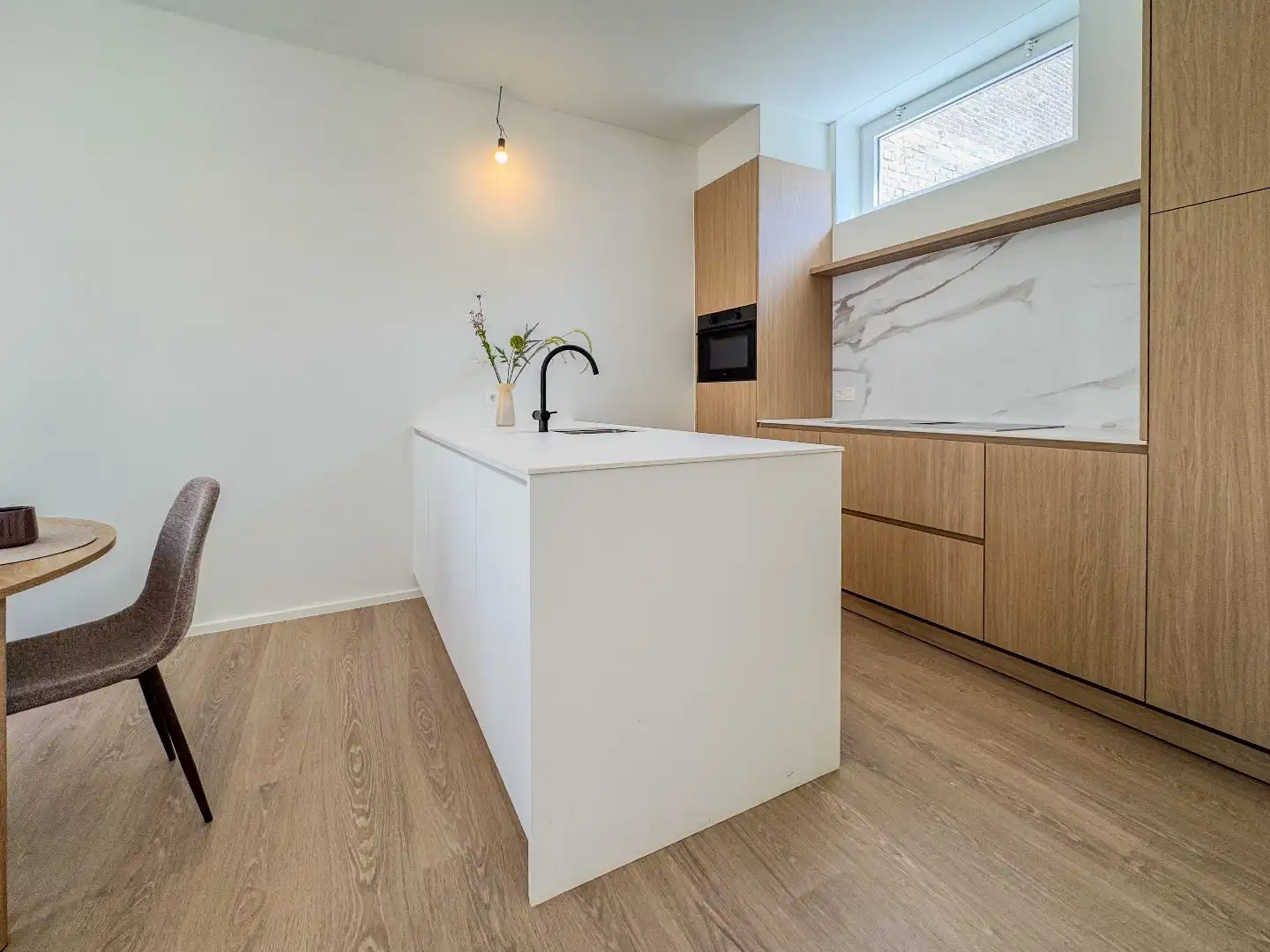 Ruim appartement met 2 slaapkamers en terras in het centrum. foto 9