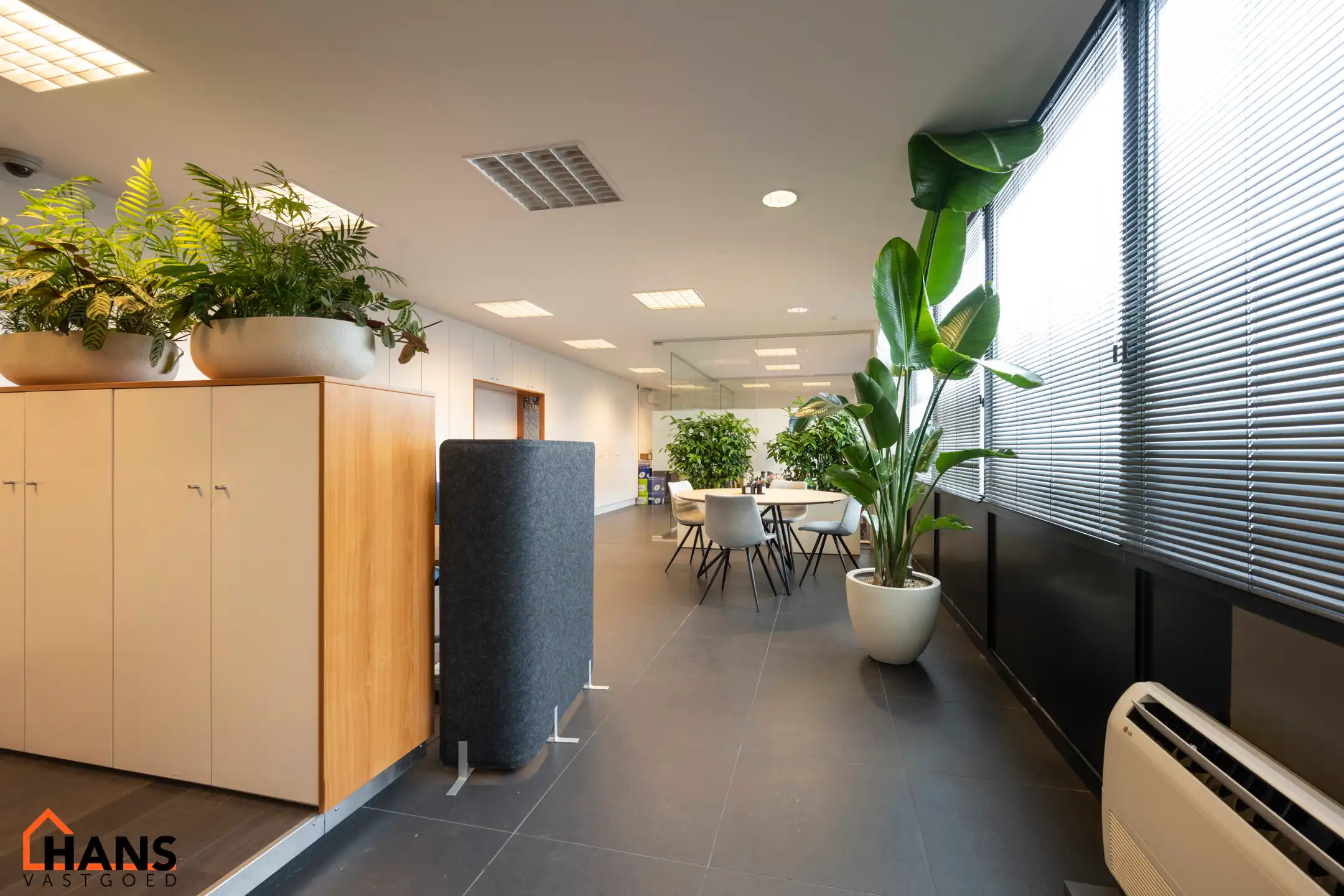Ruim en praktisch ingedeeld kantoor met diverse mogelijkheden foto 4