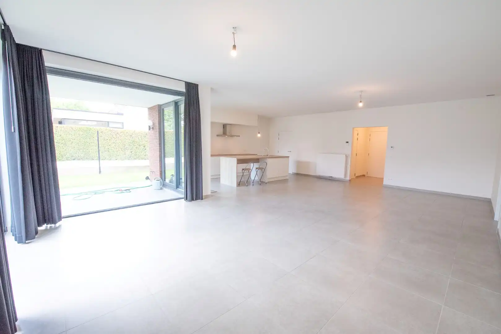 Prachtig gelijkvloers appartement te Sint-Eloois-Vijve met tuintje en overdekt terras.  foto 14
