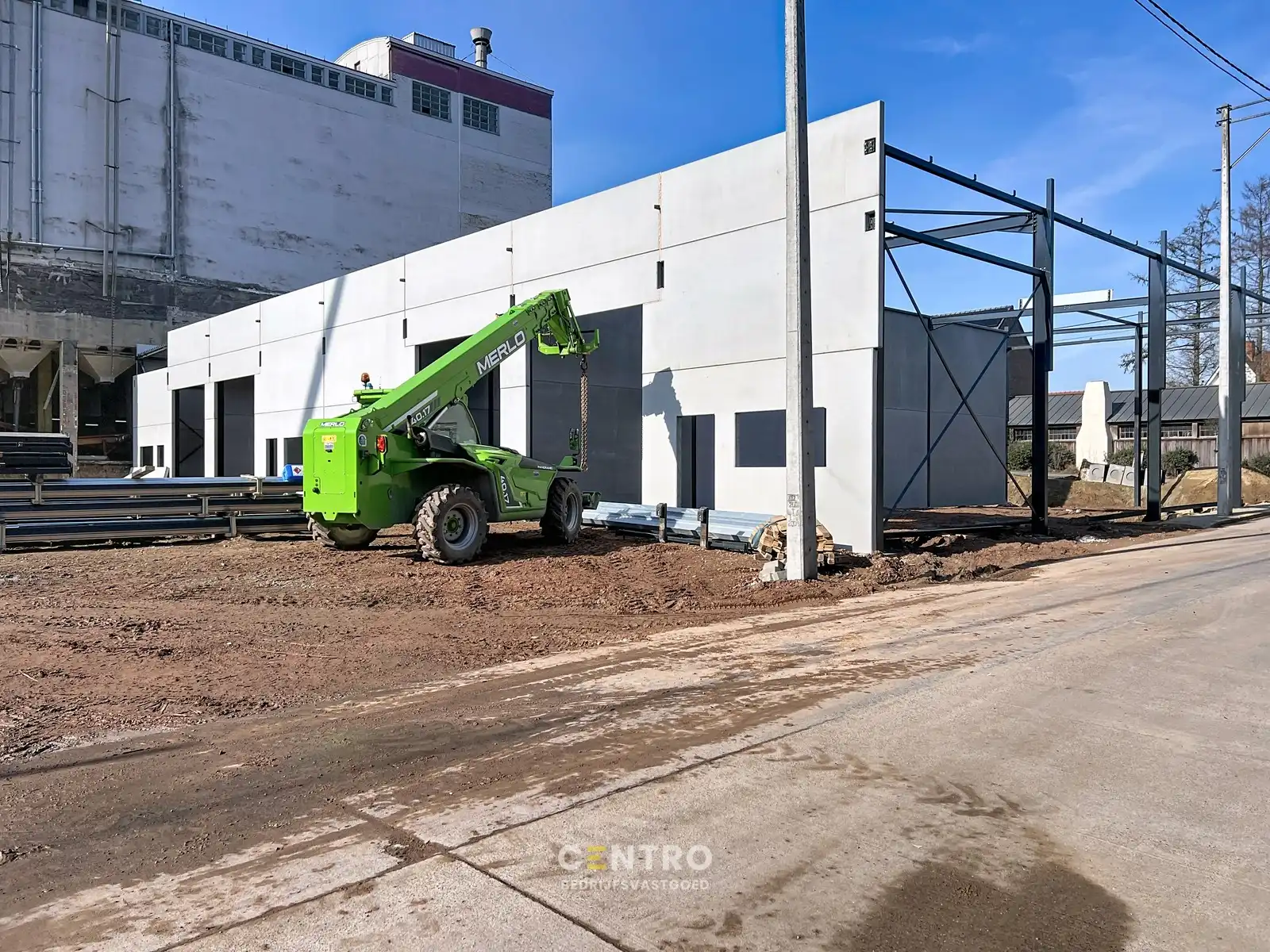 Nieuwbouw KMO-units van 220m² TE HUUR (VH van 7m, 2 parkings, aparte loopdeur en raam), te Kerkhove (Avelgem). foto 3