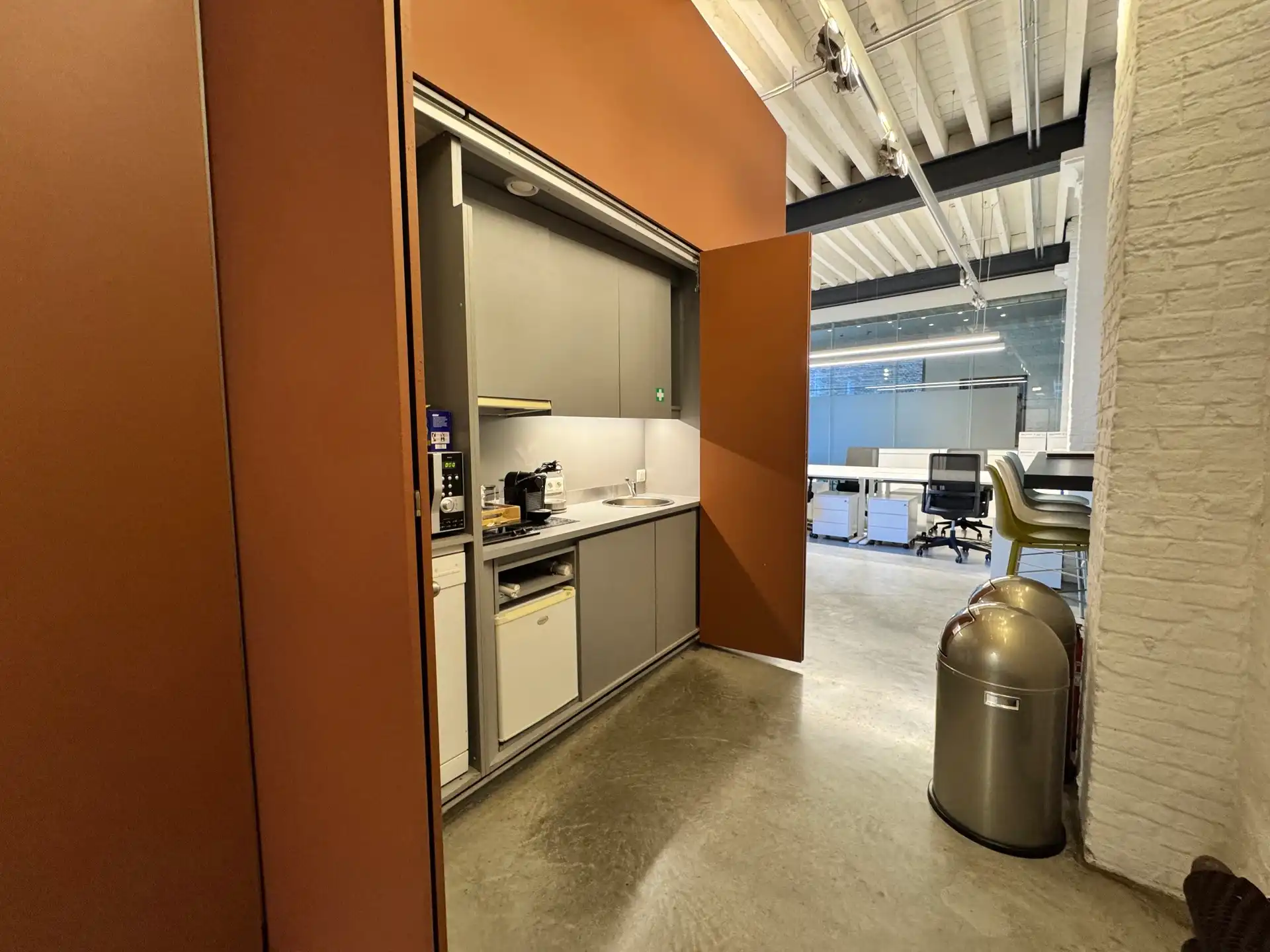 Instapklaar kantoor in loftstijl te huur te Antwerpen! foto 7