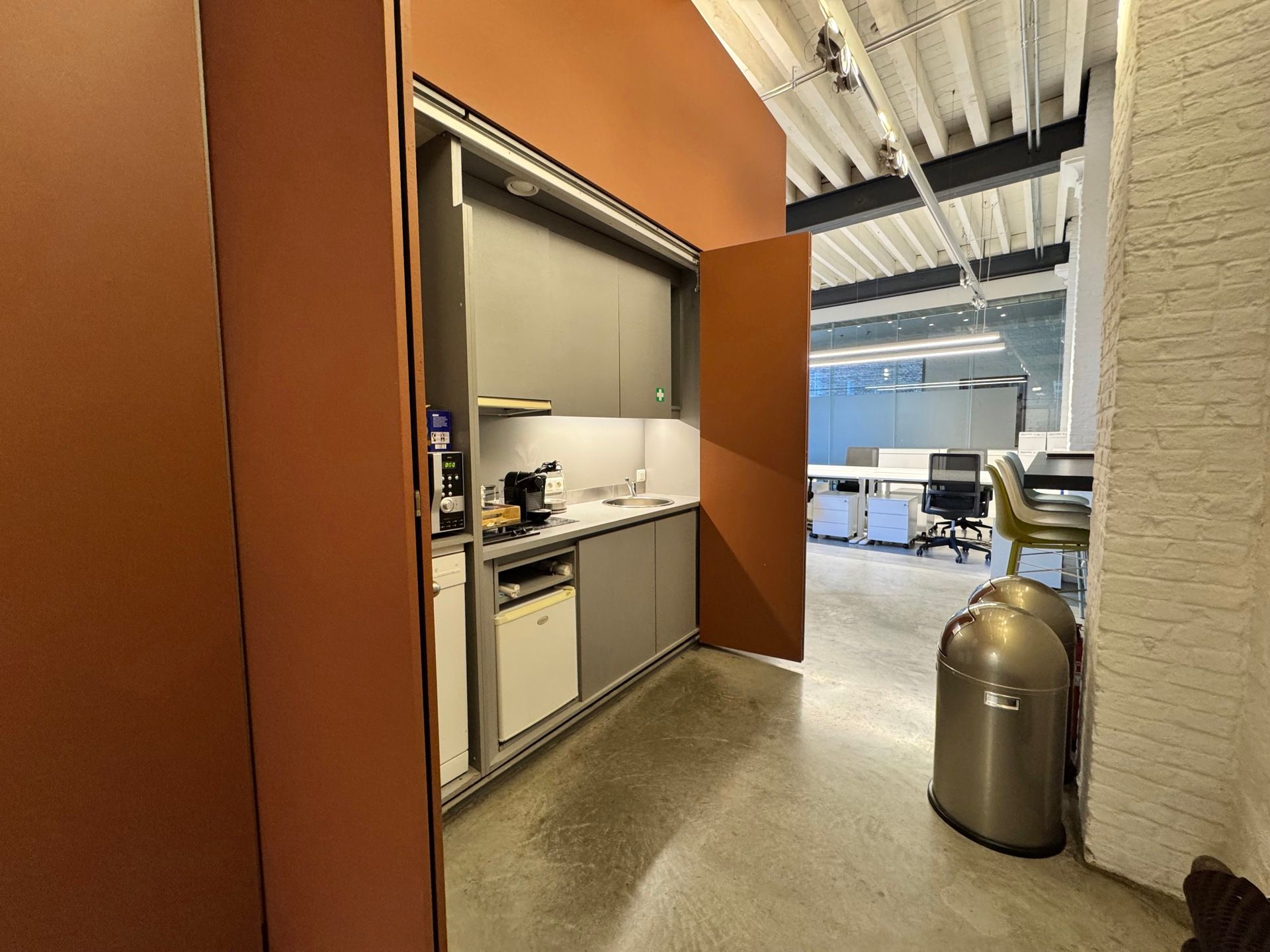 Instapklaar kantoor in loftstijl te huur te Antwerpen! foto 7