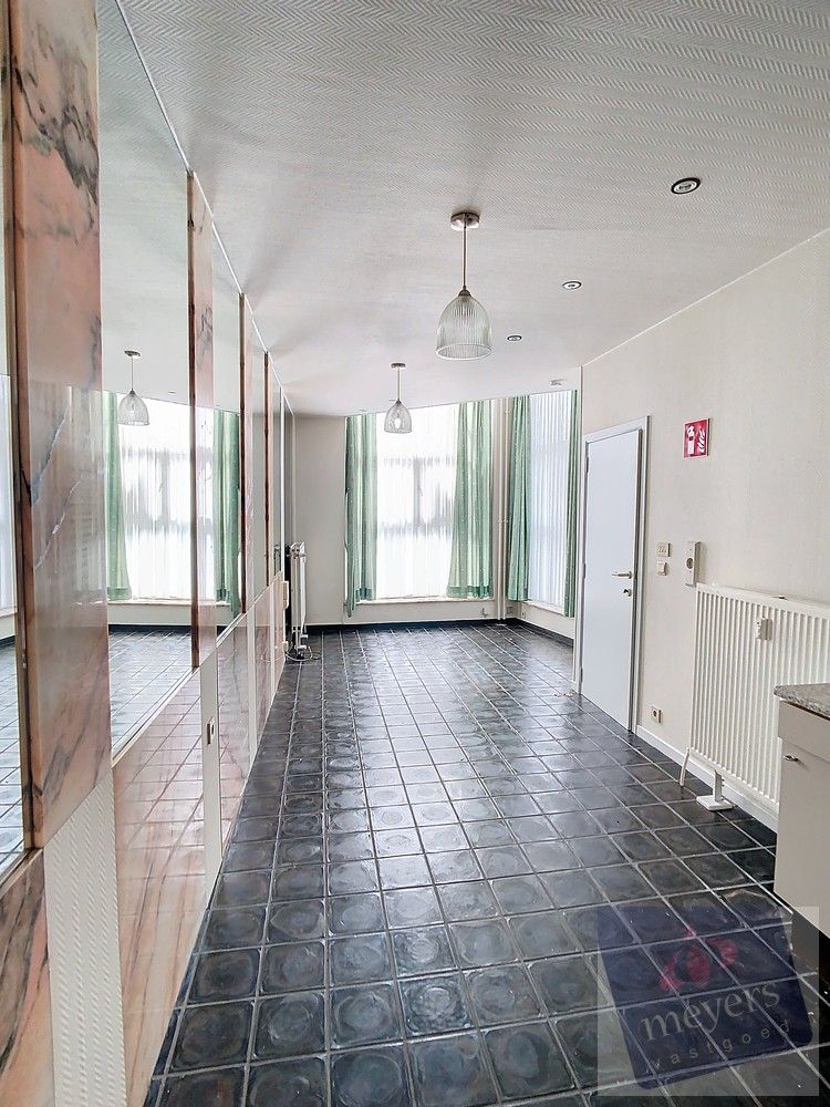 Unieke kans in het hart van Sint-Truiden – woning met dubbele ingang en tal van mogelijkheden! foto 6