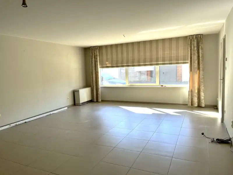 Vernieuwd 2-slaapkamer appartement, met staanplaats en kelderberging foto 3
