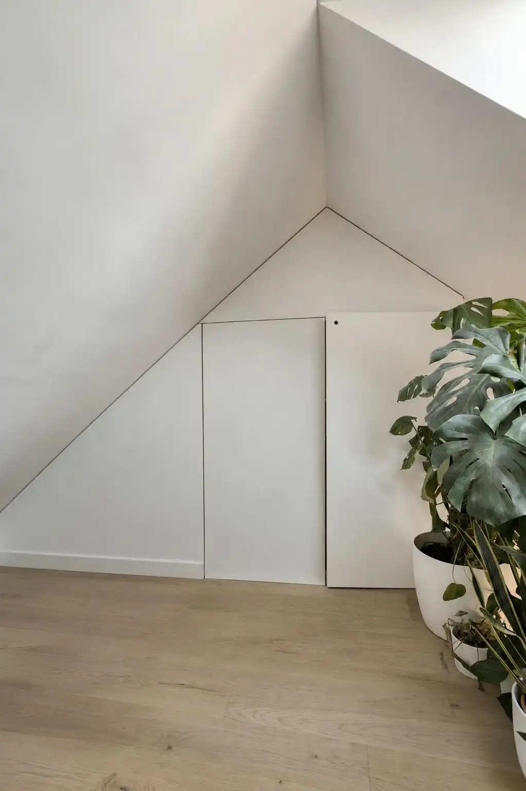 Architecturale stadswoning met minimalistische flair foto 25