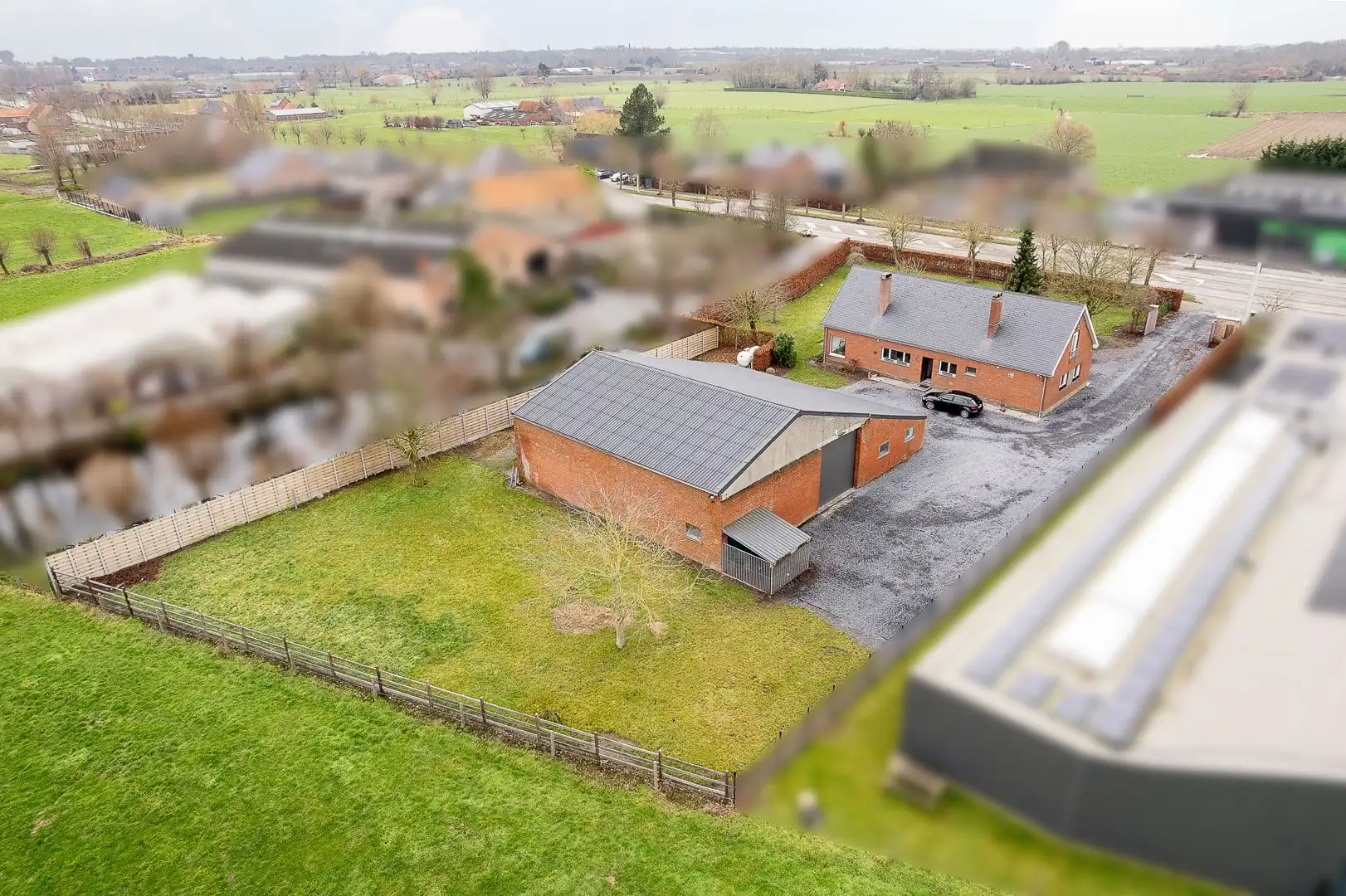 Woning met vernieuwde loods in Gits foto 2