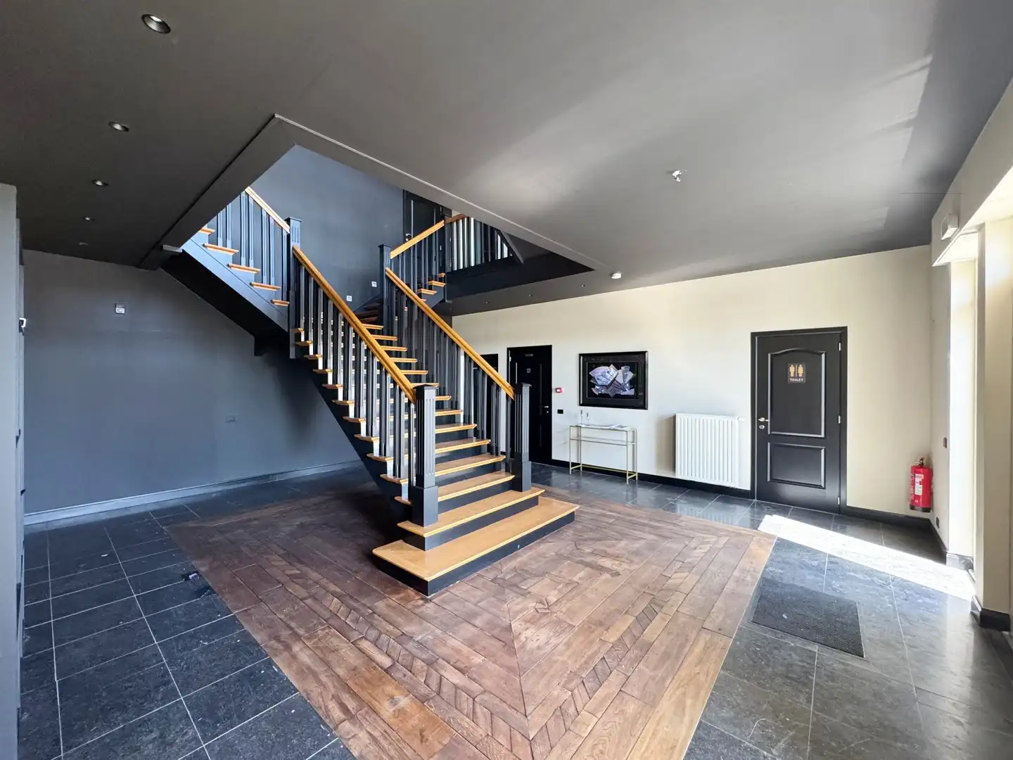 Unieke en ruime villa met 8 slaapkamers, lift, zonnepanelen en 10 parkeerplaatsen op riant perceel van 2.313 m² foto 7