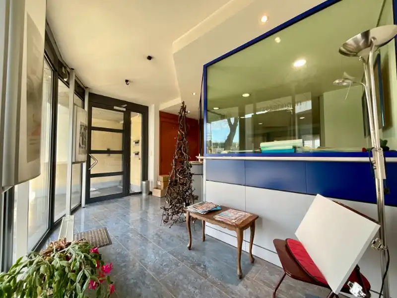 Opbrengsteigendom met handelspand en 2 appartementen met 2 slaapkamers foto 3