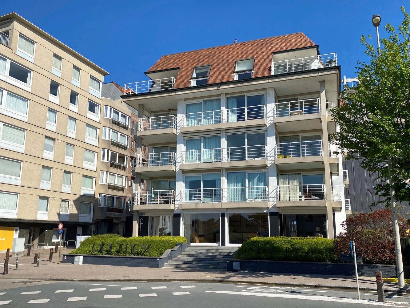 Ondergrondse garage + extra berging foto {{pictureIndex}}