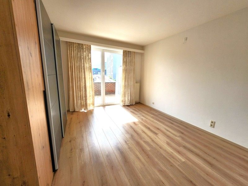 Ruim 2 slaapkamer appartement TE HUUR nabij hartje Waregem! foto 7