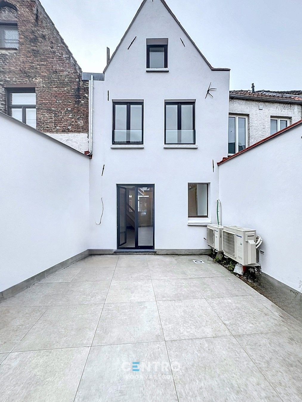 Volledig gerenoveerde KARAKTERWONING met 3 slaapkamers en zonnige stadstuin in hartje Brugge foto 2
