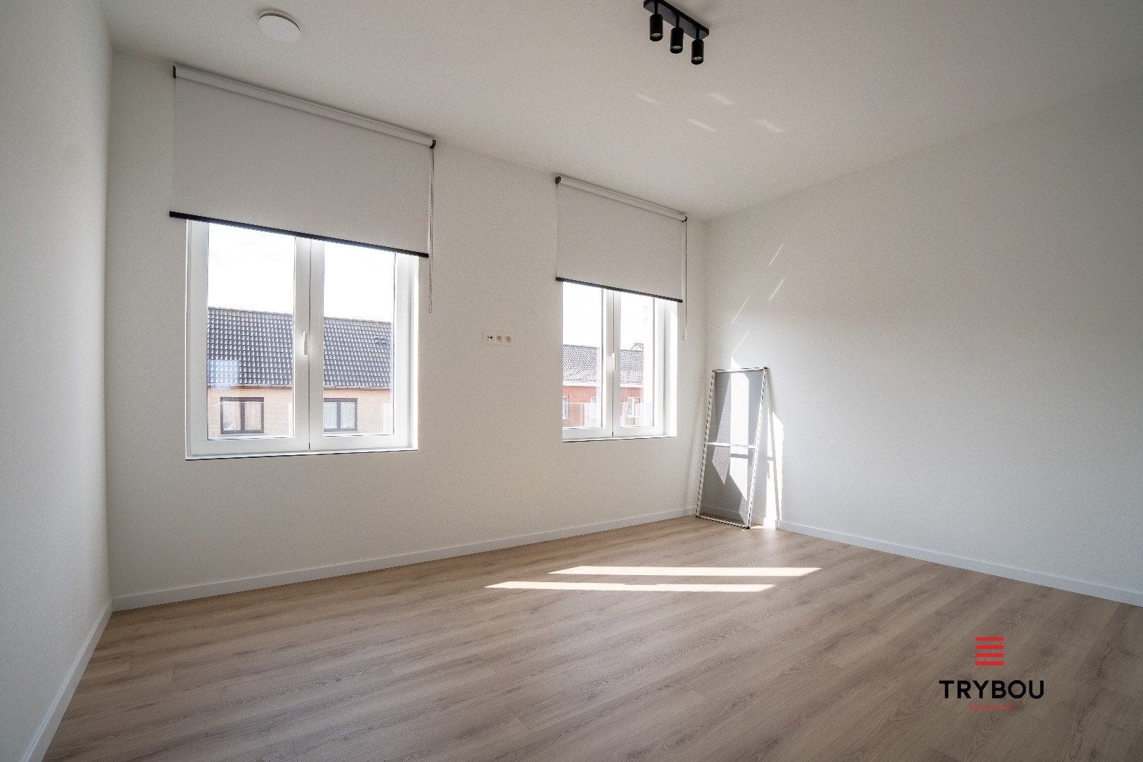 2 hoogwaardig afgewerkte nieuwbouwwoningen met garage foto 18