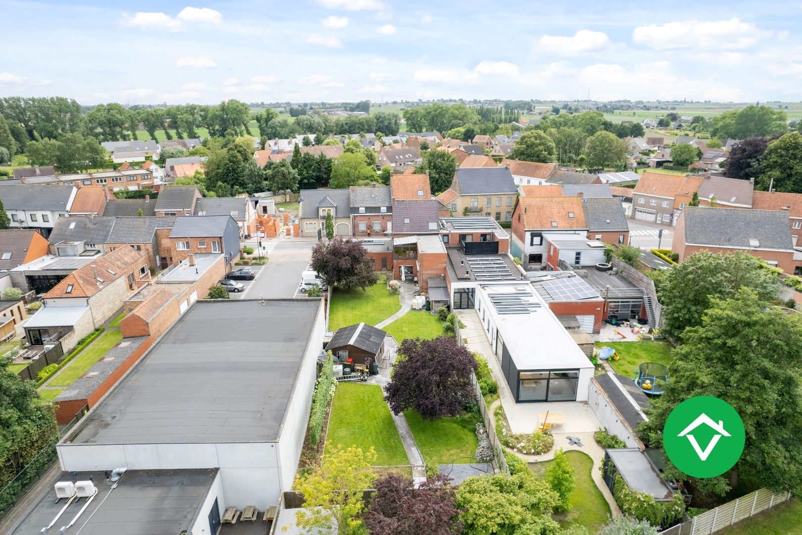 Halfopen woning te koop met dubbele garage in het centrum van Zarren foto 27