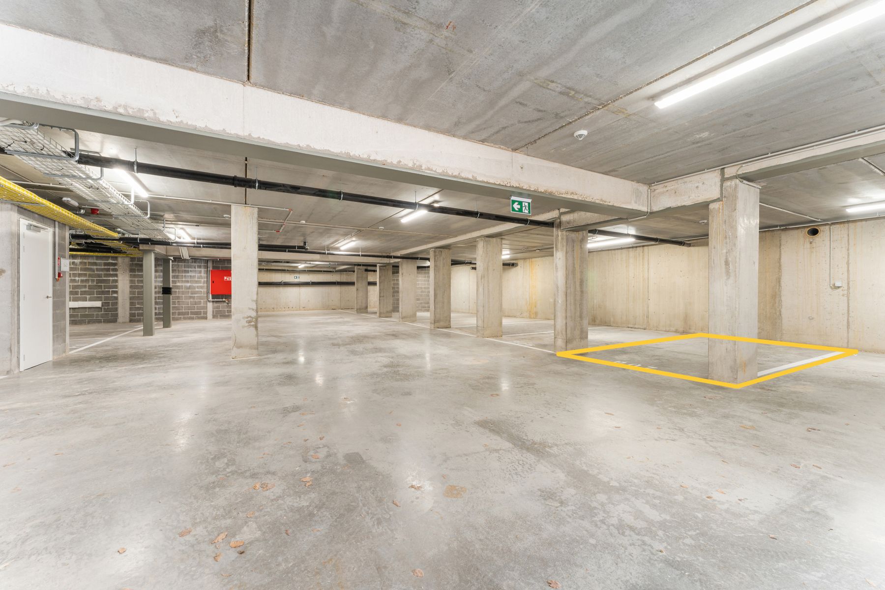 Recent appartement met autostaanplaats en berging foto 25