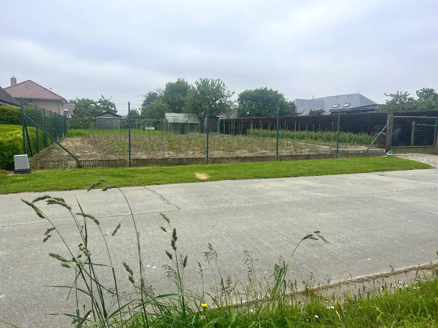 Ruim perceel bouwgrond te koop in Outrijve van 756m² en geschikt voor open bebouwing foto {{pictureIndex}}