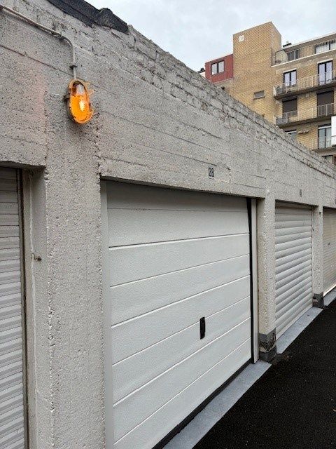 Gesloten garagebox met elektriciteit-verlichting op gelijkvloers complex foto 5