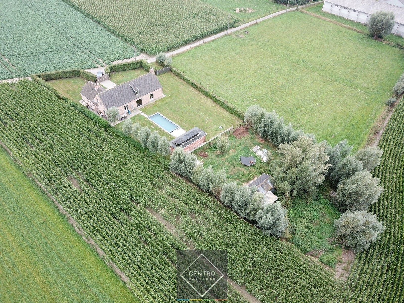 Prachtige LANDELIJKE VILLA in pastorijstijl (EPC-score B) met zwembad en weide achteraan op een perceel van 2.730m² te IZEGEM ! foto 2