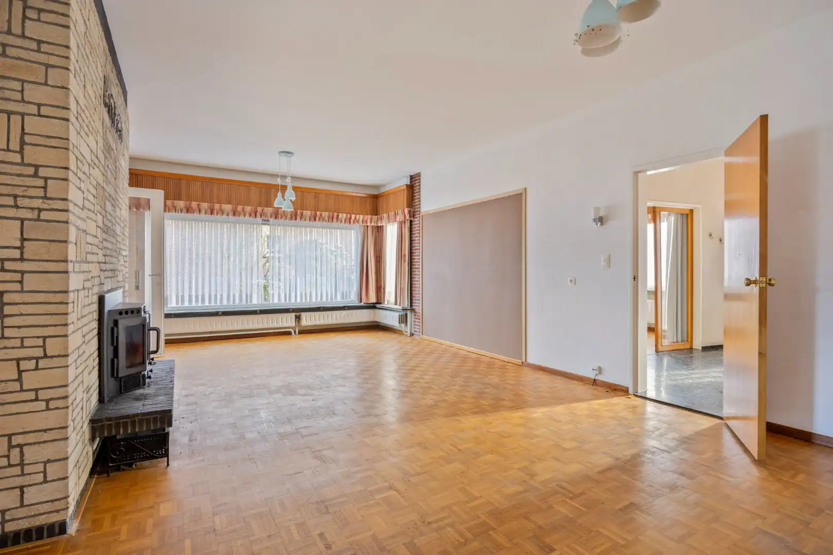 Ruime te renoveren gezinswoning met 4 slpks in het centrum van Herentals ! foto 6