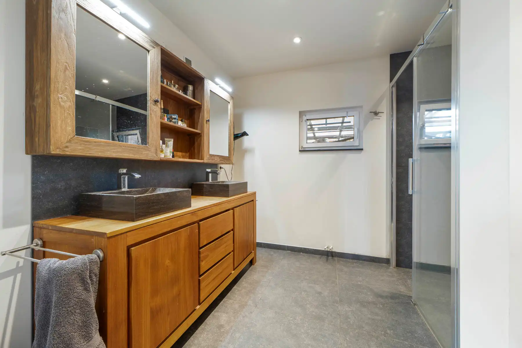 Stijlvolle, instapklare woning met moderne afwerking en gezellige tuin in Genk foto 13