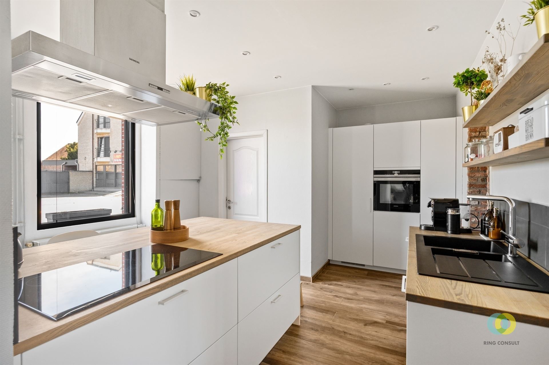 Woning met tuin en carport foto 3