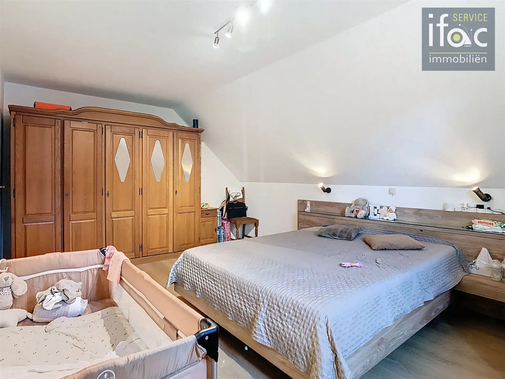 Huis met 4 slpks, 2 badk., tuin en garage foto 13