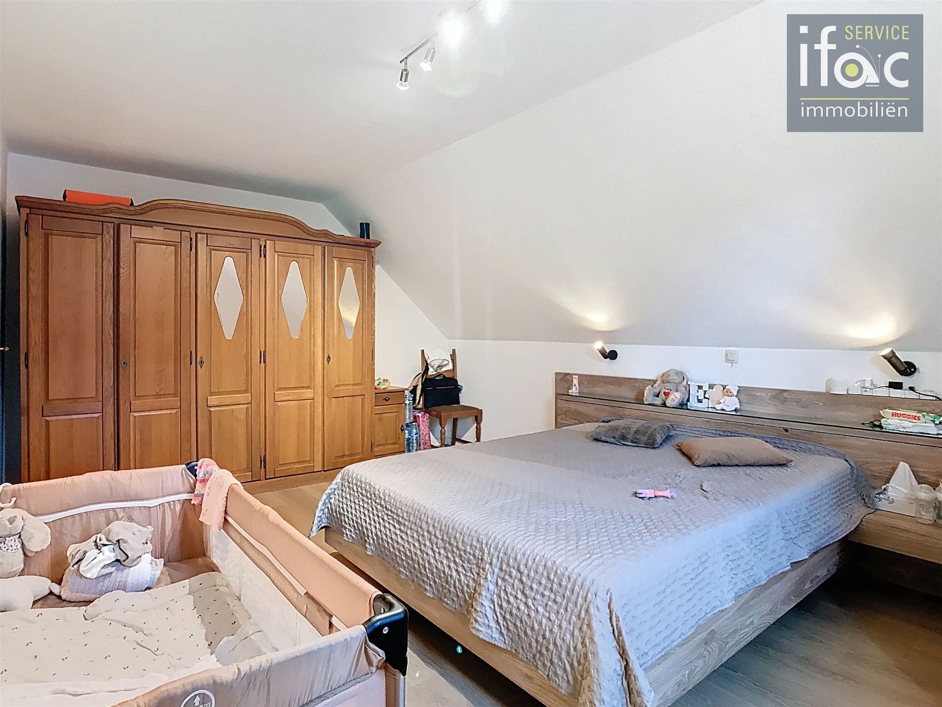 Huis met 4 slpks, 2 badk., tuin en garage foto 13