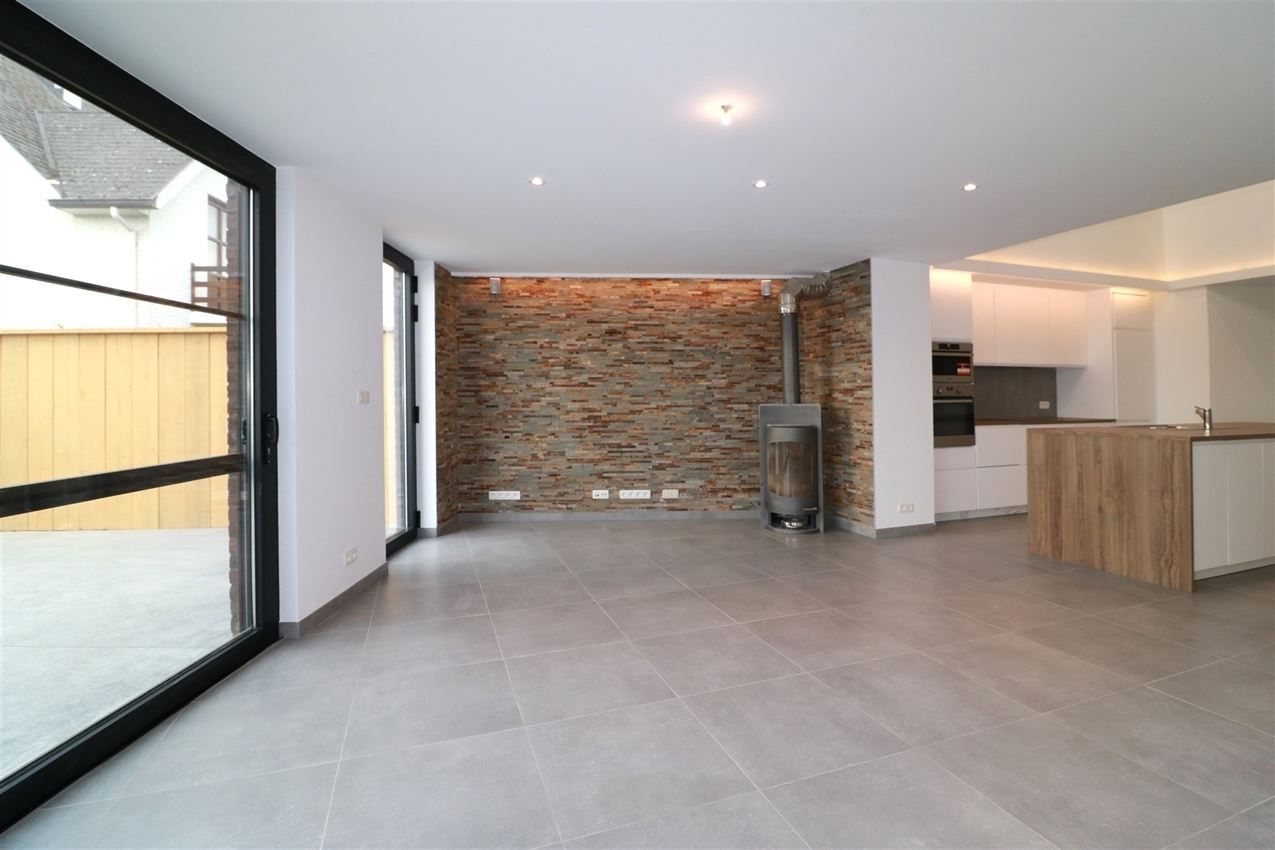 Architecturaal plaatje met 4 slpk., garage en riant terras foto 5