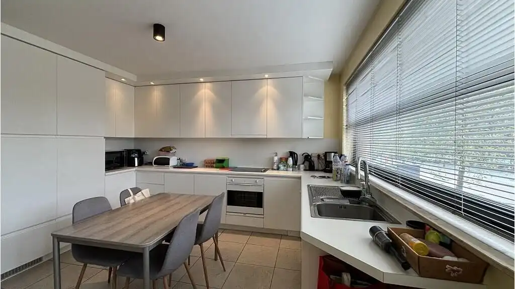 Ruime 3-slaapkamerduplex met Autostandplaats te huur in Zedelgem foto 4