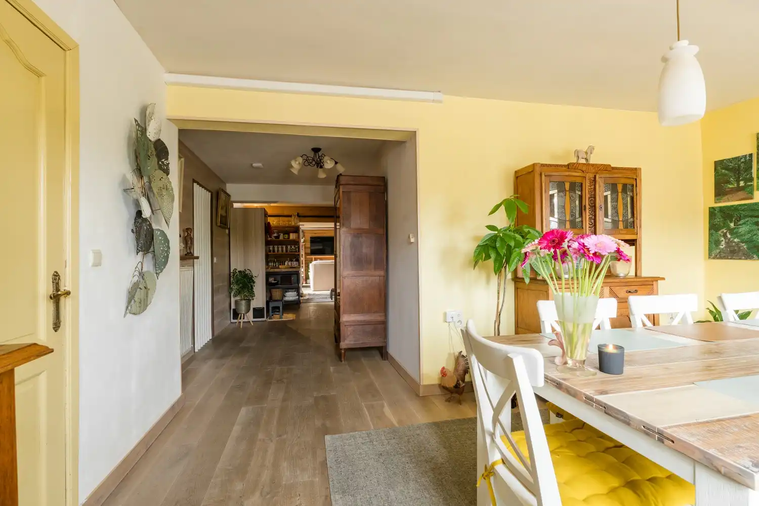 Veelzijdige woning met zorgmogelijkheden, werkruimte en tal van bijgebouwen foto 5